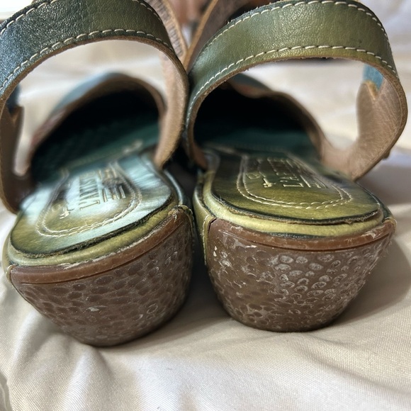 L’ARTISTE BY SPRING STEP AMOUR RD LEATHER LASER CUT HEARTS WEDGE SANDALS - Picture 2 of 6